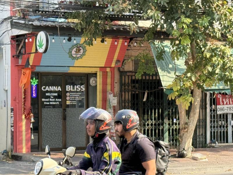 泰國約有1.8萬間大麻店，因政府監管收緊及新規定，估計有7000多間可能關閉。圖為位於曼谷市中心的大麻店。中央社記者李宗憲曼谷攝