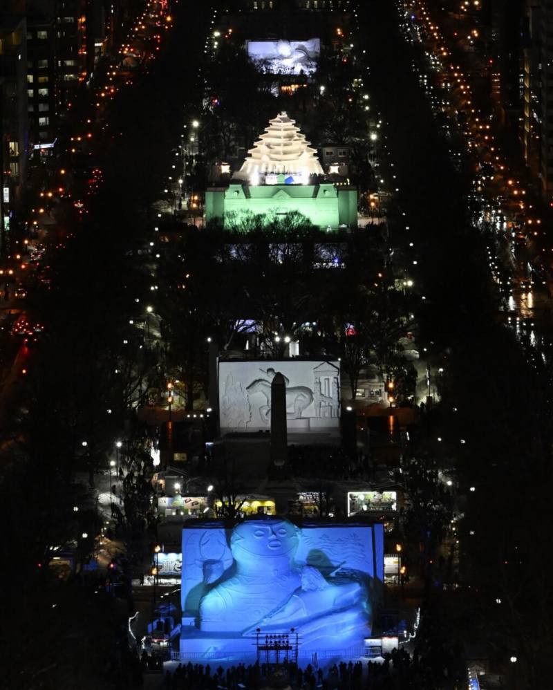 日本北海道冬季特色活動「札幌雪祭」4日在札幌市開幕，現場冰雕、雪雕作品與光影結合。（共同社）