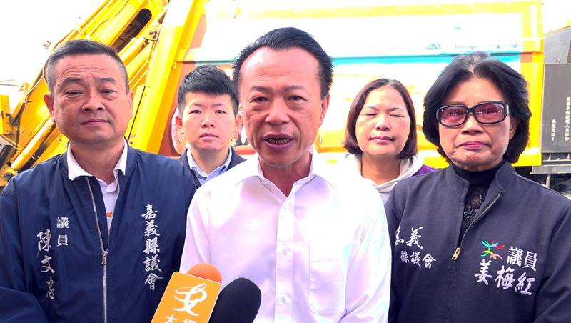 嘉義科學園區二期開發案環評過關，嘉義縣長翁章梁（中）5日說，嘉義人期待未來有新的工廠、新的科技產業進駐嘉義，並以此地為龍頭，帶動其他工業區產業發展，創造就業機會。中央社記者蔡智明攝