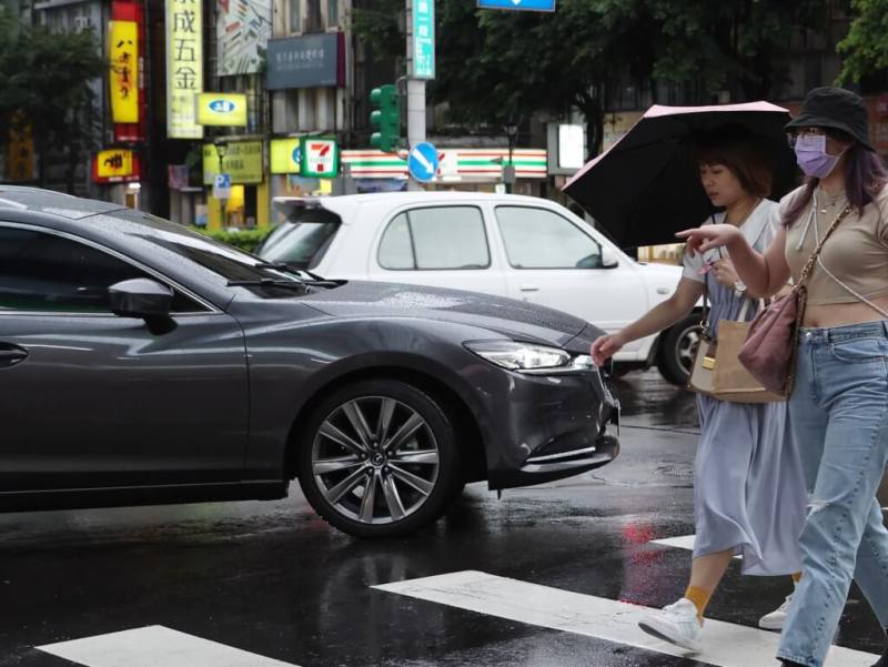 隔熱紙新規範2月28日上路，規定一般車輛前擋風玻璃可見光透過率70%以上。（中央社檔案照片）