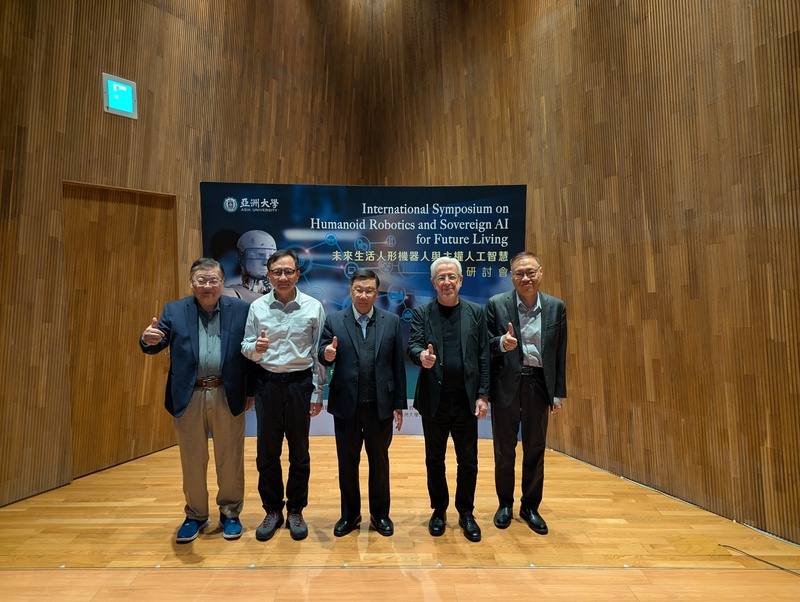 亞洲大學5日舉辦「未來生活人形機器人與主權人工智慧國際研討會」，邀集國內外學者交流，校方期盼透過國際交流平台，為台灣智慧科技發展累積經驗與能量。中央社記者蘇木春攝