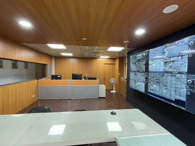 春節連假將至，彰化縣警察局5日公布交通疏運措施；縣警局指出，員林市台76線員林交流道與中山路口、台76線林厝交流道與山腳路口等易塞車，將加派警力進行疏導，圖為縣警局人員監控縣內交通流量的情形。（彰化縣警察局提供）