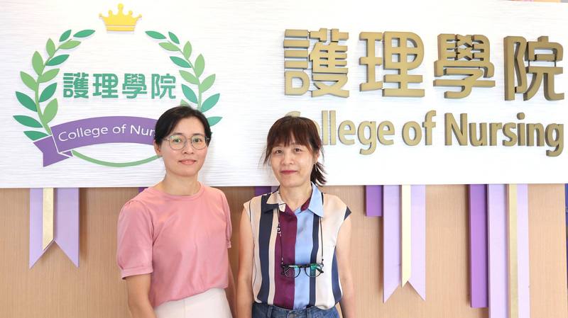 陽明交通大學護理學院院長簡莉盈（右）、博士生黃秀雲（左）共同進行研究，指出每天15分鐘腹部按摩可減輕腹脹、便秘等症狀，登上期刊國際護理研究（International Journal of Nursing Studies）。（陽明交大提供）