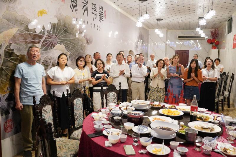 全體與會人員齊聲合唱〈朋友〉