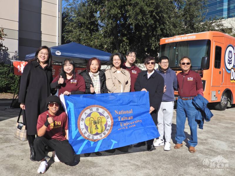 蕭伊芳（左四）和文教中心王盈蓉（左一）與休士頓台大校友會團隊合影