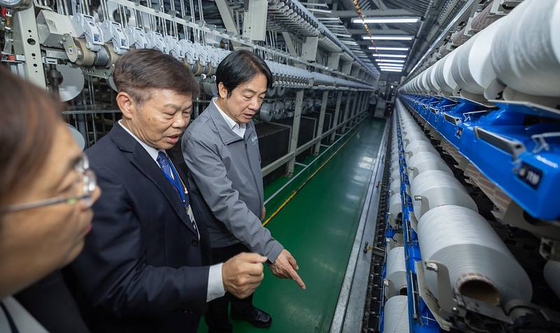 賴清德總統今（5）日上午前往彰化參訪聚隆纖維股份有限公司芳苑廠並與紡織產業座談