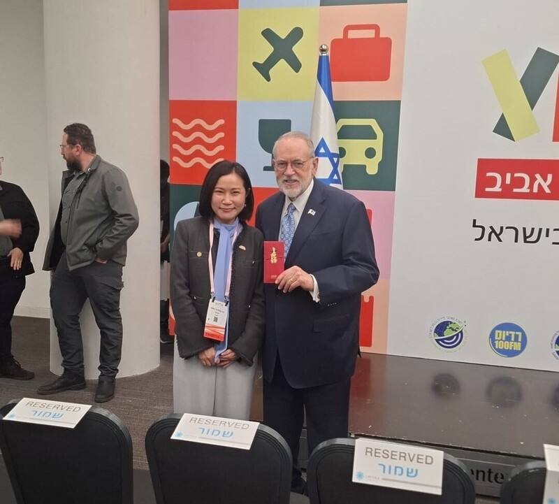 2026地中海旅展3日至4日在以色列特拉維夫展覽館登場。駐以色列代表李雅萍（前左）與美國駐以大使赫克比（Mike Huckabee）（前右）合影。（駐以色列代表處提供）
