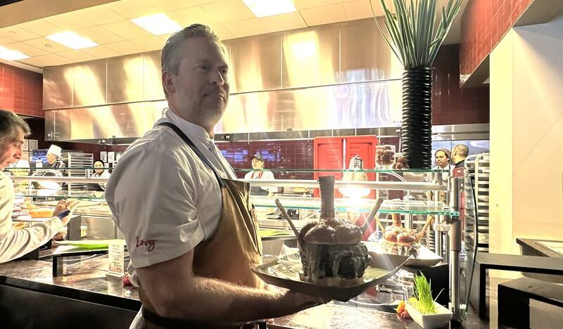 第60屆超級盃球場將可見到重達近1.6公斤的巨無霸漢堡，採用加州起司和牛肉製作。中央社記者張欣瑜舊金山攝