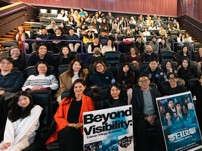 《零日攻擊》主創團隊與觀眾及工作團隊於映後合影（照片由Sophia J Chang提供）