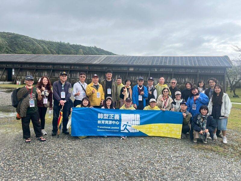 推動人權與轉型正義教育，教育部近日邀集高中職校長一同前往綠島踏查，親臨白色恐怖時期政治受難者曾遭關押、審訊的歷史場域。（教育部提供）