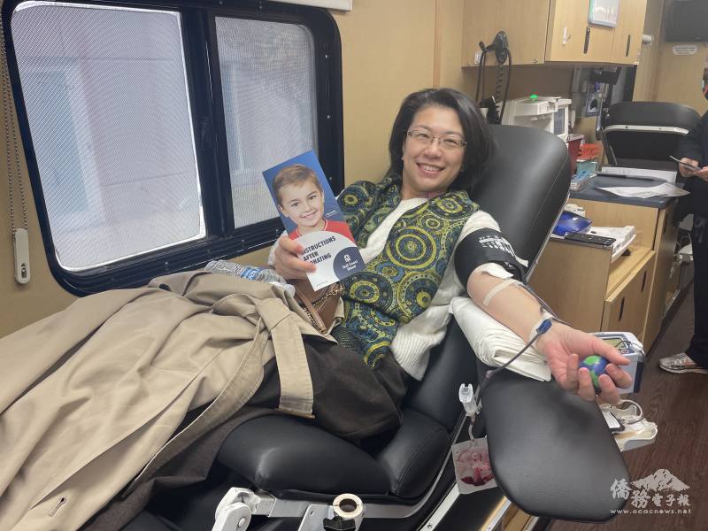 駐休士頓辦事處處長蕭伊芳率先挽袖捐血