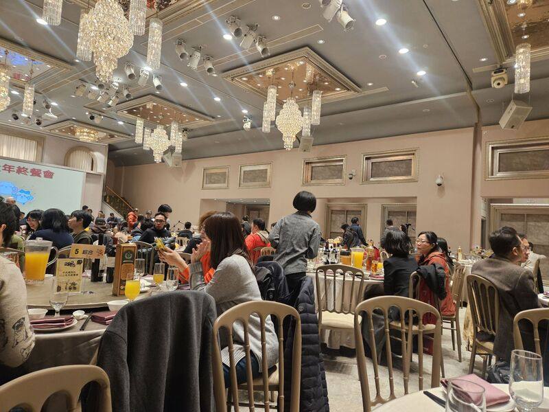 忘年會、春酒竟藏腦溢血危機！醫師5日指出，由於餐後生理反應與聚餐情境的多重加乘，加上天氣變化造成血管再收縮，或是血糖因素帶來的內分泌影響血管循環，多重因子加乘導致腦溢血風險，呼籲民眾理性飲酒，出現暈、悶應立即送醫。圖為尾牙示意畫面。中央社記者陳婕翎攝