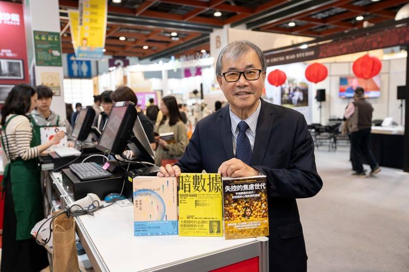 教育部長鄭英耀（圖）5日走訪2026台北國際書展，現場選購「失控的焦慮世代：手機餵養的世代，如何面對心理疾病的瘟疫」等書籍。（教育部提供）