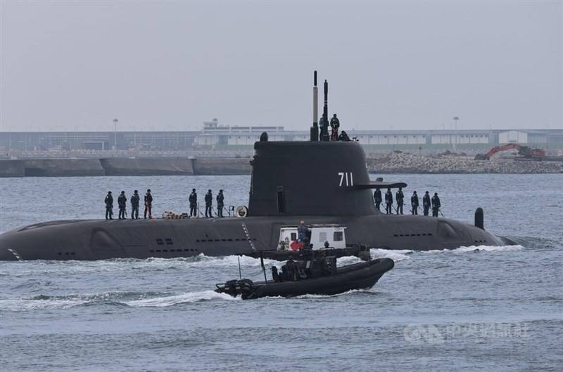 Taiwan's indigenous defense submarine Hai Kun sails from a shipyard in Kaohsiung on Thursday morning for its latest round of submerged tests. CNA photo Feb. 5, 2026