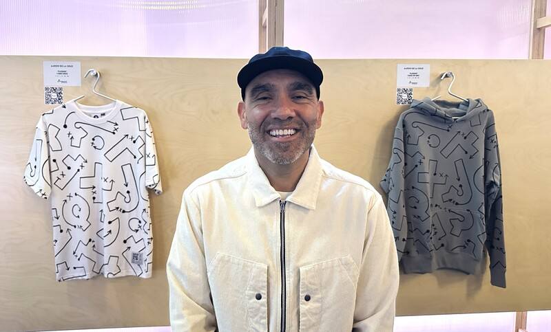 舊金山藝術家德拉克魯茲（Aaron De La Cruz）受邀為NFL第60屆超級盃設計限定服飾。中央社記者張欣瑜舊金山攝