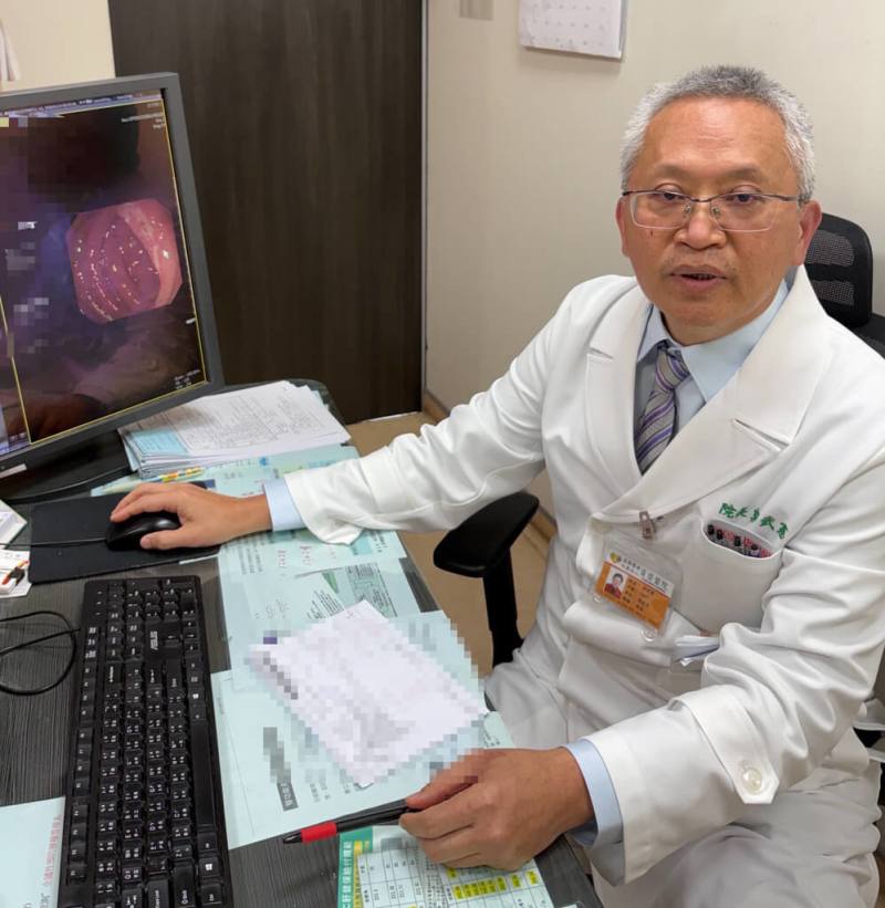 員榮醫療體系員生院區胃腸肝膽科醫師郭武憲（圖）6日表示，一名50餘歲男子曾因急性心肌梗塞接受心導管手術並裝心臟支架，後來出現持續性背痛且位置近左肩胛骨，原以為是心臟病復發，檢查才發現罹患嚴重胃潰瘍。（員榮醫院提供）