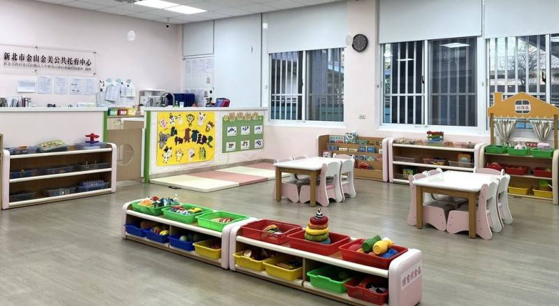 新北市教育局表示，為回應市民托育與社福需求，持續盤點校園餘裕空間活化使用，15年來累計超過2600間教室轉化為托育、親子與樂齡設施等。圖為金山區金美國小公共托育中心。（新北市教育局提供）