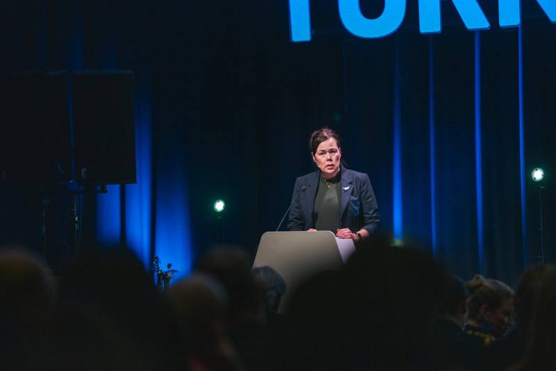 美國北極研究委員會主席丹斯4日接受挪威媒體訪問時表示，格陵蘭人健康狀況不良、沒有自由、在就業市場受歧視等，其發言引起格陵蘭裔丹麥國會議員拉森（Aaja Chemnitz Larsen，圖）強烈批評。圖為拉森在挪威參加「北極前沿會議」發表演說。（北極前沿會議提供）