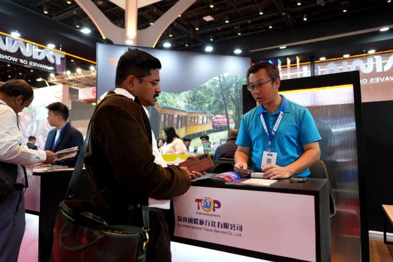 交通部觀光署為了持續拓展印度旅遊市場，並將旅客帶到台灣，與航空公司，旅行社到印度參加孟買OTM旅展，展現台灣作為高端及獎勵旅遊首選目的地的國際競爭力。圖為台灣業者旅行社業者，於攤位向印度方提供介紹。（交通部觀光署提供）