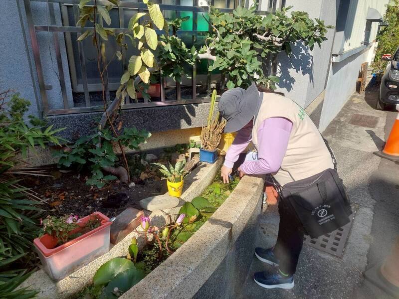 台南市出現115年首例登革熱境外移入病例，個案是越南籍女子，1月31日從高雄小港機場入境後發病。圖為台南病媒蚊監測人員巡檢戶外環境。（台南市政府提供）