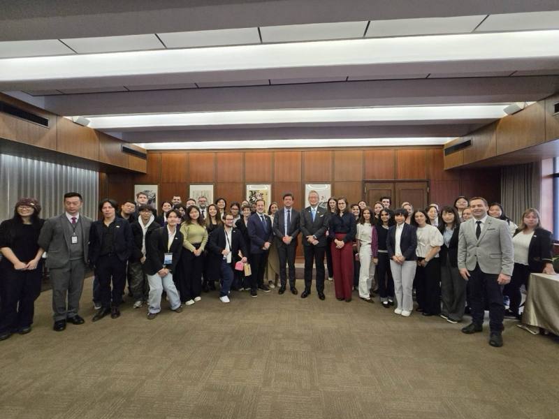 外交部政務次長吳志中與冬季學校師生合影