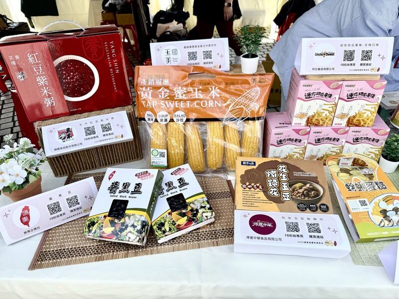 小家庭增加、外食人口成長，農糧署輔導業者開發多款「國產雜糧常備食品」，兼具營養與安心保存特色，不但適合作為圍爐佳餚，也適合當年節走春的伴手禮。（農糧署提供）