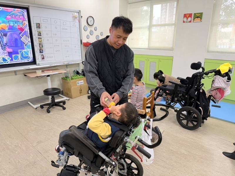 教育部6日發布新聞稿指出，114學年度全國已有超過1萬4000名特教助理人員，協助現場教師在學校及幼兒園內提供身心障礙學生支持服務。圖為助理人員協助特教生飲水。（教育部提供）