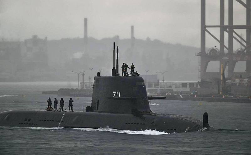 潛艦國造原型艦海鯤艦6日進行第4次潛航測試，於上午9時許駛出港區，台船自主研發的「奮進魔鬼魚號」無人船也一同出海。