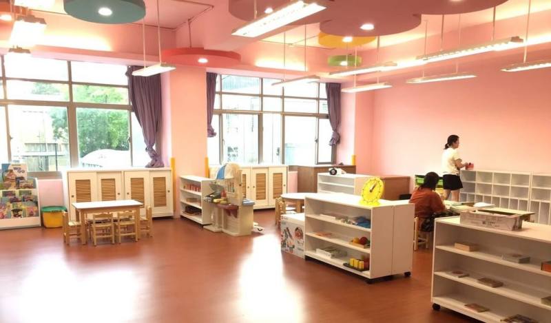 新北市教育局與社會局、衛生局、財政局等局處合作，將校園閒置或餘裕空間彈性運用，延伸教育場域功能以回應人口結構與社區實際需求，提升公共資源使用效益。圖為板橋區大觀國中非營利幼兒園。（新北市教育局提供）