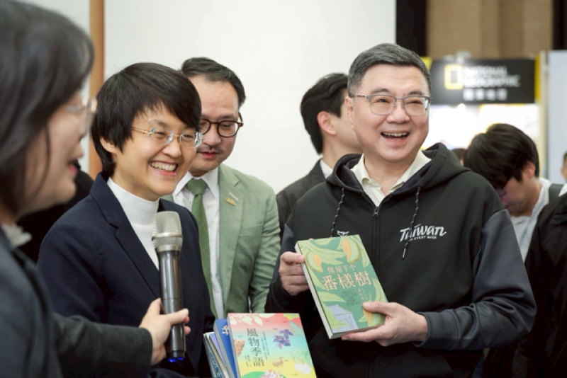 行政院長卓榮泰5日前往台北世貿一館參觀「2026年第34屆台北國際書展」