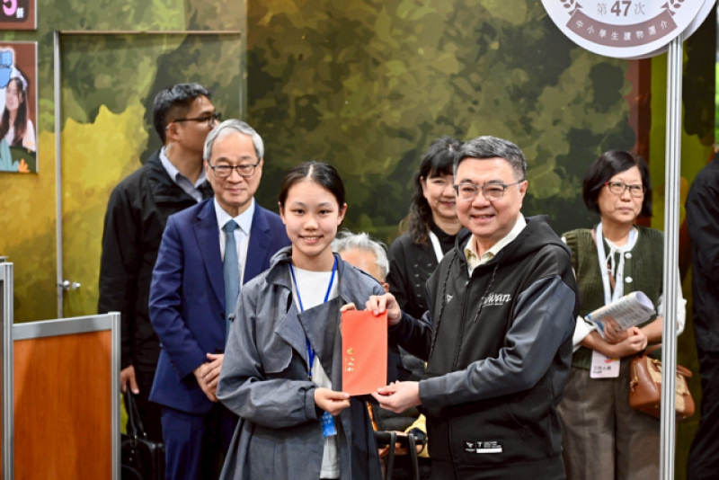 卓院長致贈花蓮學生圖書兌換券