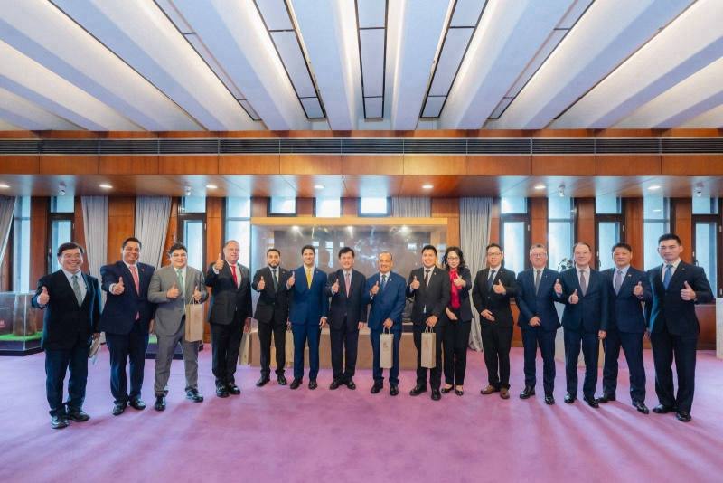 外交部長林佳龍（左七）與巴拿馬國會議員兼「對中政策跨國議會聯盟」（IPAC）執行秘書培瑞茲（José Antonio Pérez ，左六）、訪問團成員及與會貴賓合影