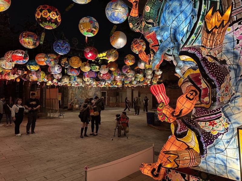 台南舊城年節盛事「普濟燈會」，預定2月12日點亮逾1800個手繪燈籠。圖為2025年普濟燈會一景。