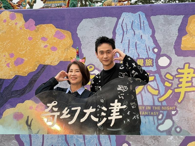屏東高樹鄉「2026奇幻大津－夜之覺旅」5日正式點燈，由縣長周春米（左）與演員劉冠廷（右）一同為活動揭開序幕，邀請民眾一起感受夜光森林之美。