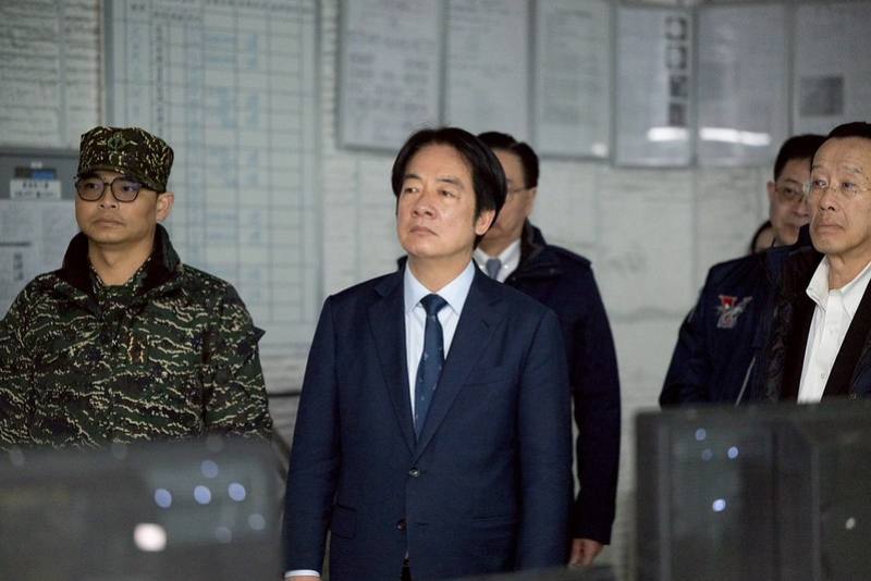 總統抵達後，首先聽取任務簡報