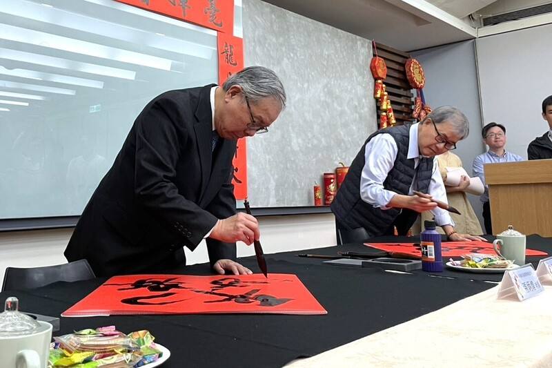 教育部6日舉辦新春揮毫活動，書法家張炳煌（左起）、教育部長鄭英耀一同提筆揮毫，推廣書法文化。中央社記者陳至中攝
