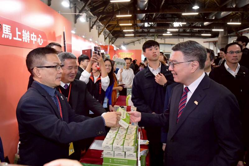 行政院長卓榮泰出席「中小微企業多元振興發展計畫成果發表會」開幕典禮