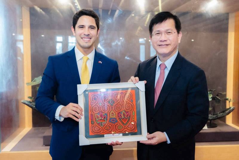 巴拿馬國會議員兼「對中政策跨國議會聯盟」（IPAC）執行秘書培瑞茲（José Antonio Pérez，左）致贈外交部長林佳龍（右）巴國特色紀念品