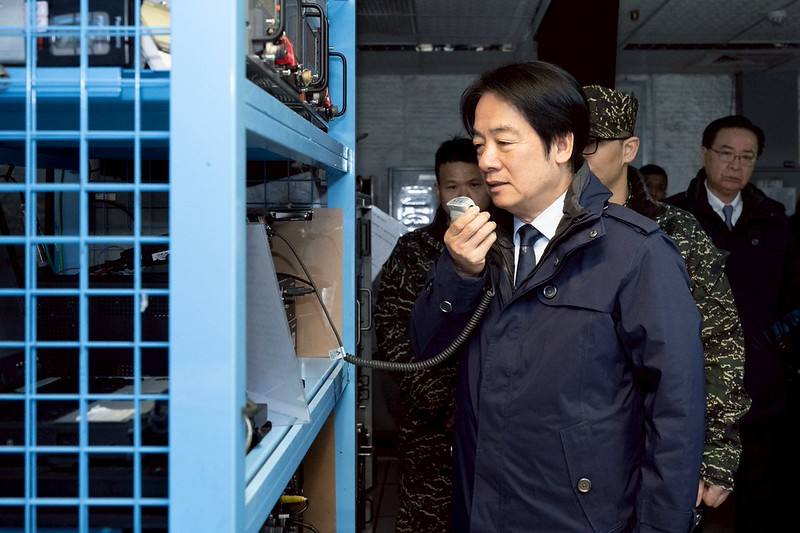 總統透過迅指系統與鄭和艦官士兵通話，感謝大家巡弋臺灣周邊海域、守護海疆