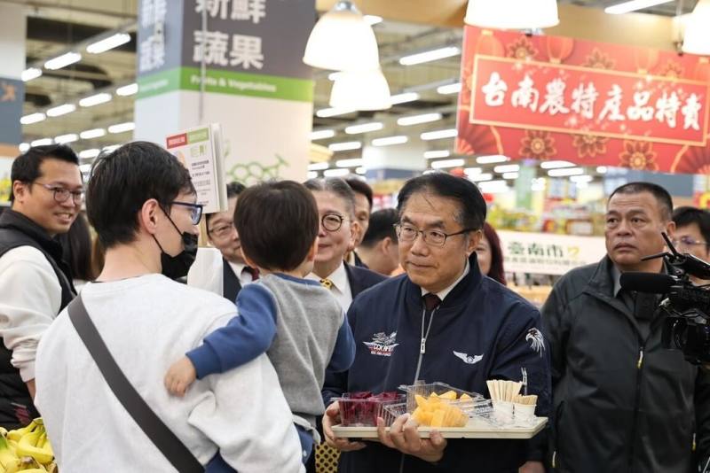 台南市長黃偉哲（前右）7日在新北市板橋區百貨賣場行銷台南農漁畜特產，和逛賣場的民眾互動。（台南市政府提供）