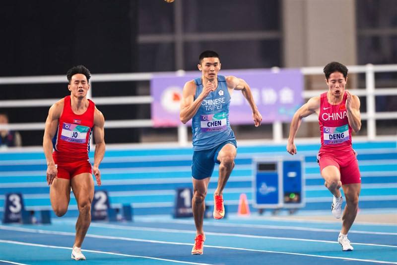 Taiwanese sprinter Chen Wen-pu (center) races against Chinese runner Deng Xinrui on Friday. Photo courtesy of STUDIO HORIZON / Yuet LI
