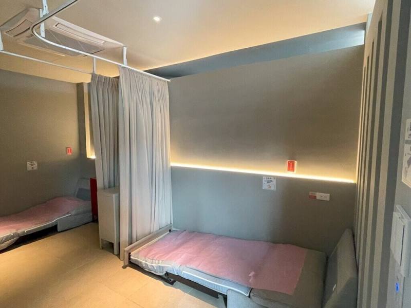 交通部高速公路局在14處國道服務區設駕駛人休息室，憑駕照或其他證件登記可免費使用2小時。圖為清水服務區駕休室內部，114年12月重新整修，另增設無障礙淋浴間。（交通部高速公路局提供）