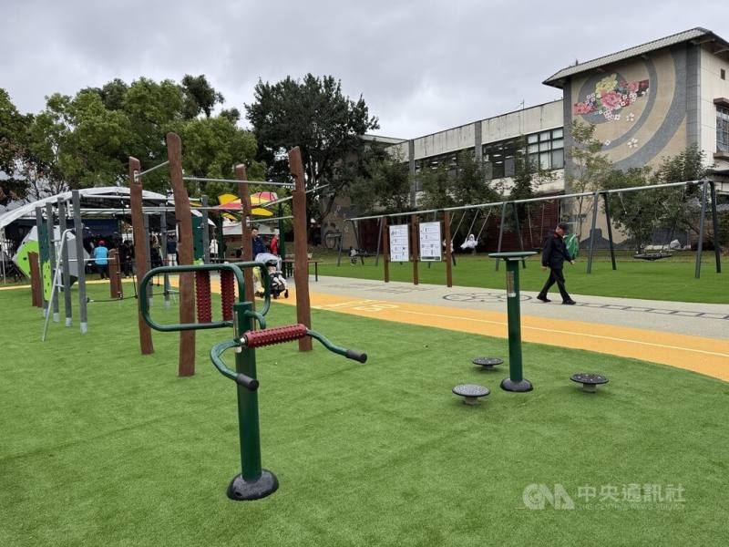 花蓮縣文化局在縣定古蹟「吉野開村記念碑」周邊綠地重新規劃動線，整理周邊環境，打造綠地遊樂設施，拉近古蹟與民眾的距離，是縣內首座古蹟結合公園的歷史教育場域