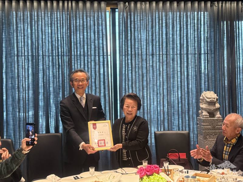 駐多倫多辦事處處長梁毅鵬(左)代表行政院院長卓榮泰，頒發多倫多臺灣人社團聯誼會召集人洪秋月女士(右)行政院政務顧問聘書