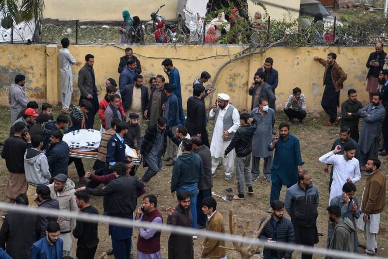 巴基斯坦首都伊斯蘭馬巴德一座什葉派清真寺6日遭遇自殺炸彈攻擊，造成至少30人喪命。圖為救護人員和志工在事發現場搬運遺體。（美聯社）