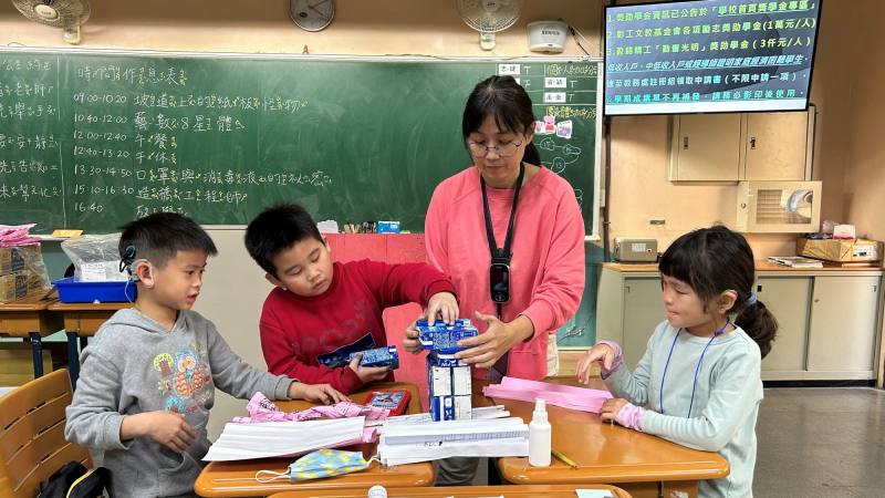 老師帶領學生用紙張設計橋梁，實驗比較不同結構的承重效果