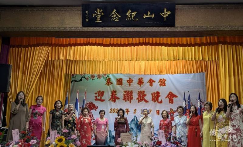 長青合唱團獻唱