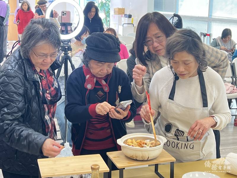 媽媽教室會員與余佩蓉討論烹飪細節