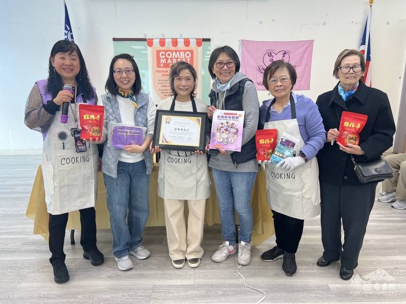 致贈感謝狀給余佩蓉(左三)