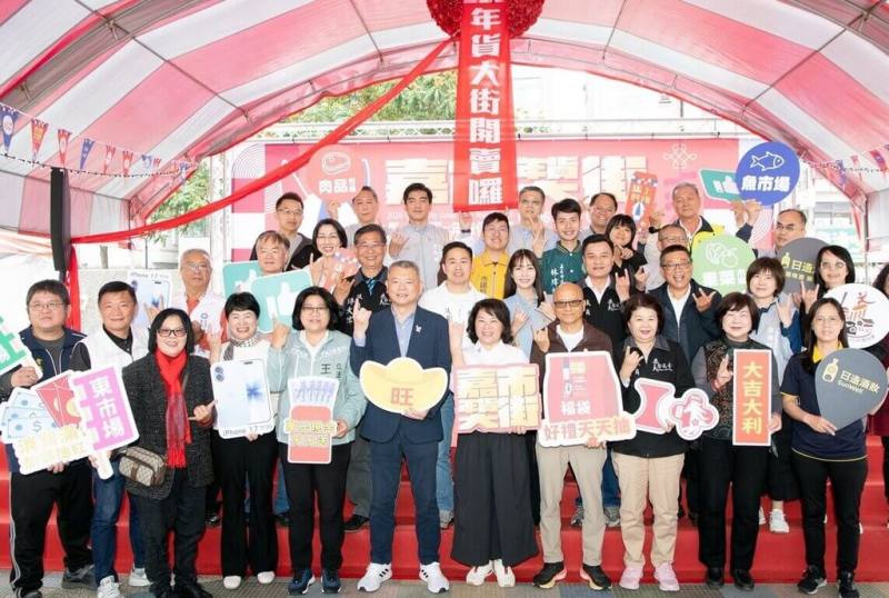 2026嘉義市年貨大街7日在文化路中央廣場舉辦開幕記者會，市長黃敏惠（前右5）等人出席，現場有61個攤位，推出加碼抽出千元紅包等活動。（嘉義市政府提供）